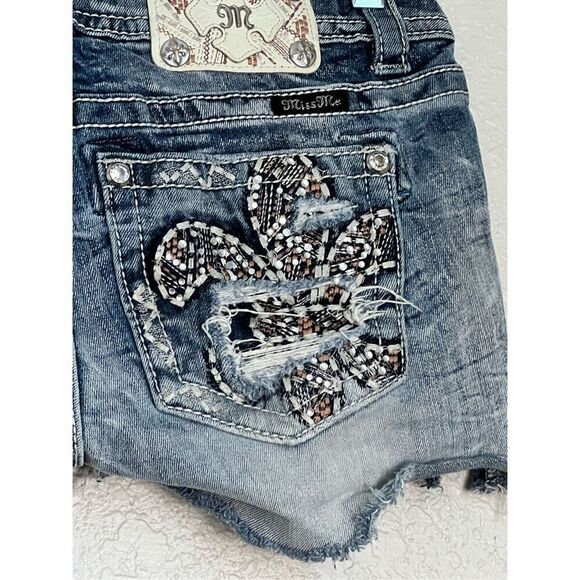 Miss Me Jeans Womens 26  Mid Rise Rhinestones & Sequins Pockets shorts - Picture 3 of 4
